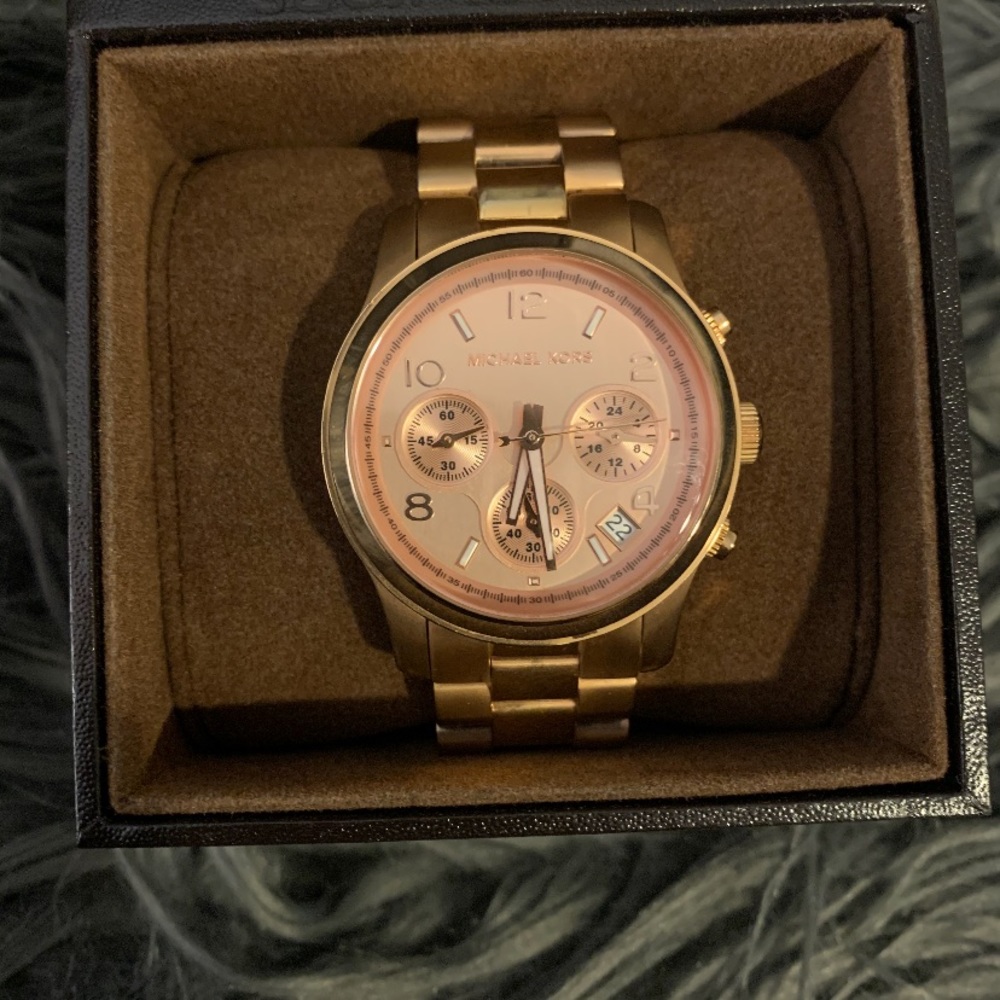 MICHAEL KORS ROSE GOLD WATCH - Picture 2 of 8